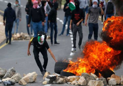 الجيش الاسرائيلي يعتقل فتاة فلسطينية ضربت جنديين اسرائيليين 