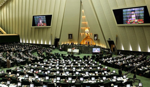 البرلمان الإيراني يدعو إلى تحقيق شامل في أسباب الاحتجاجات الأخيرة