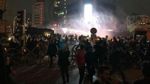 إيران : تجدد الاحتجاجات ليلاً وأهالي المعتقلين ينتفضون