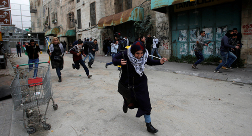 إصابة 43 فلسطينيا بمواجهات مع القوات الإسرائيلية في الضفة الغربية