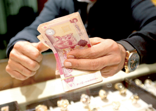 ما الذي يقف خلف التذبذب الواسع لسعر الدينار الليبي؟
