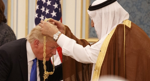 ترامب يهدد الملك سلمان من جديد: لن تظل في الحكم لأسبوعين (فيديو)
