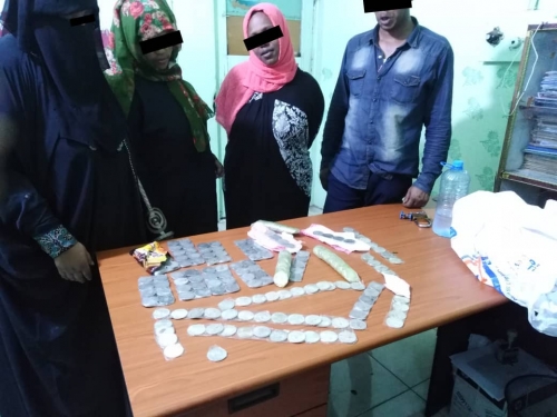 أمن ميناء المعلا يحبط عملية تهريب عملات نقدية قديمة ويلقي القبض على المهربين