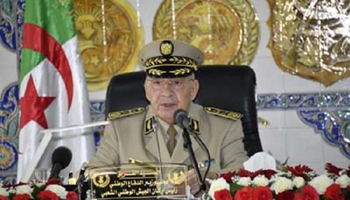 الجيش الجزائري يتعهد بحفظ الأمن وعدم السماح بعودة البلاد إلى حقبة سفك الدماء