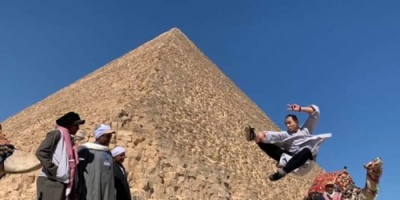 بالصور .. فريق كونغ فو صيني يُقدم عُروضًا قتالية أمام أهرامات الجيزة