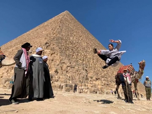 بالصور .. فريق كونغ فو صيني يُقدم عُروضًا قتالية أمام أهرامات الجيزة