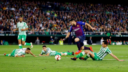 برشلونة يضرب بيتيس ويوسع الفارق مع أتليتكو إلى 10 نقاط