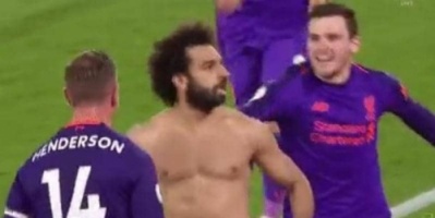 #"حضن إجباري".. لقطة طريفة "بطلها" #صلاح خلال الاحتفال
