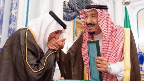 #خادم الحرمين يمنح خالد الفيصل وبدر بن عبدالمحسن #وشاح الملك عبدالعزيز