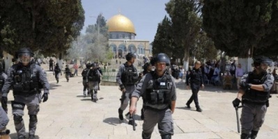 #اشتباكات بين مصلين فلسطينيين وقوات إسرائيلية اقتحمت باحات المسجد الأقصى،..