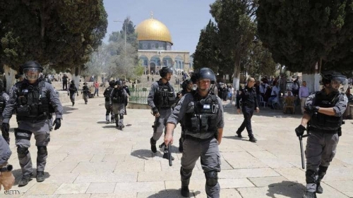 #اشتباكات بين مصلين فلسطينيين وقوات إسرائيلية اقتحمت باحات المسجد الأقصى،..
