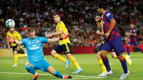 ميسي يحيي جماهير برشلونة ويعلن غيابه عن التحضيرات للموسم الجديد