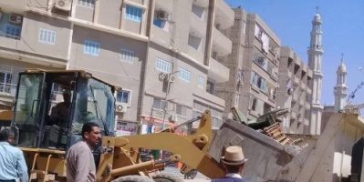  سوهاج : تحرير 20 محضر إشغالات، وضبط "جرار" يلقي مخلفات مباني بالنيل