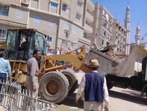  سوهاج : تحرير 20 محضر إشغالات، وضبط "جرار" يلقي مخلفات مباني بالنيل