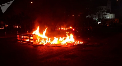 المتظاهرون يهتفون ... محاولات لاقتحام القصر الرئاسي في لبنان