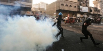 العراق ... مقتل 4 متظاهرين وإصابة 55 اخرين في مواجهات مع قوات الأمن وسط بغداد