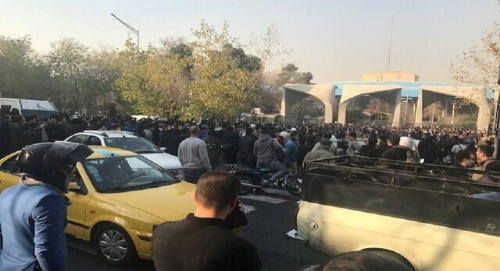 إيران ... مظاهرات في عدة مدن إيرانية احتجاجا على رفع أسعار البنزين