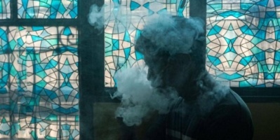 توعد مدخنيها ... رئيس الفلبين يحظر السجائر الإلكترونية