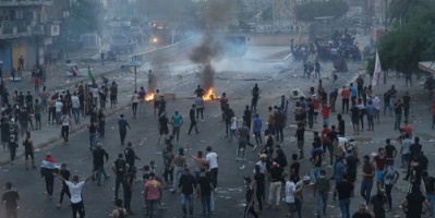 العراق ...  مسلحون ملثمون يطلقون النار على متظاهرين في بغداد