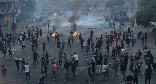 العراق ...  مسلحون ملثمون يطلقون النار على متظاهرين في بغداد