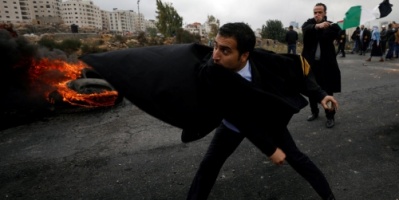 تنديدا بالخطة الأمريكية للسلام ... آلاف الفلسطينيين يتظاهرون وسط رام الله 