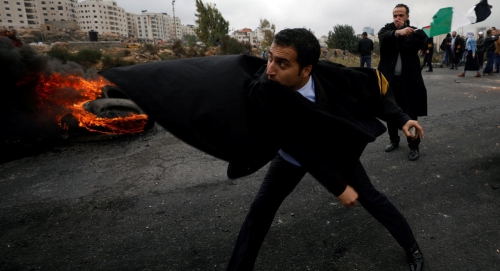 تنديدا بالخطة الأمريكية للسلام ... آلاف الفلسطينيين يتظاهرون وسط رام الله 