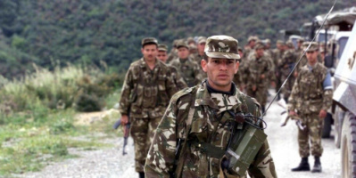 الجزائر ..الجيش  يدمر أوكارا للمسلحين ويوقف تجار مخدرات ومنقّبين عن الذهب