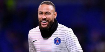  نيمار أخبر زملاءه في باريس سان جيرمان برغبته في العودة إلى نادي برشلونة
