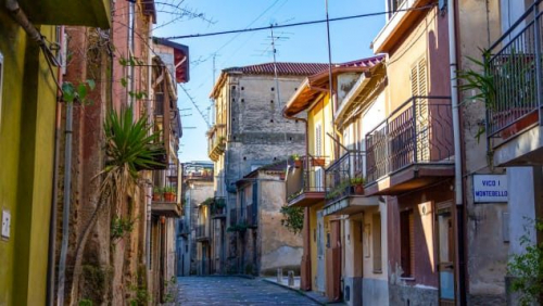 قرية إيطالية خالية من "كورونا" تبيع المنزل بيورو واحد