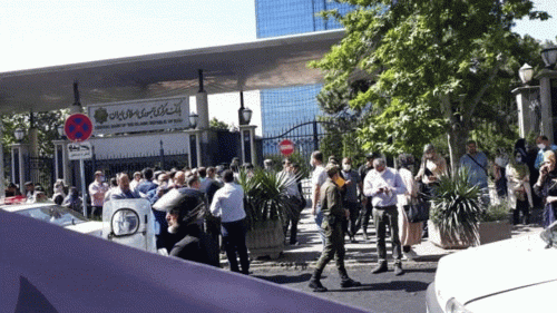 رجال الأعمال وأصحاب الشركات الإيرانية يحتجون للمطالبة بإقالة رئيس البنك المركزي