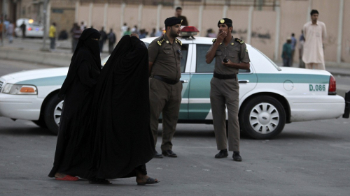 السعودية .. الشرطة توقف شابا اعتدى على والدته بالضرب والحرق في منطقة مكة المكرمة