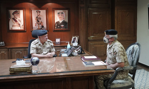 العاهل الأردني الملك عبد الله الثاني يرتدي الزي العسكري ويزور مقر الجيش