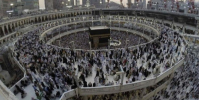 السعودية تمنع تقبيل الحجر الأسود أو لمس الكعبة المشرفة