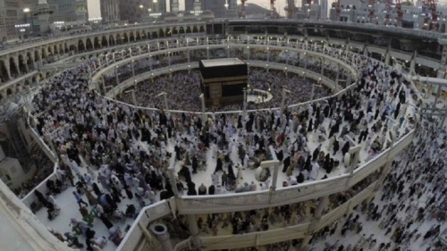 السعودية تمنع تقبيل الحجر الأسود أو لمس الكعبة المشرفة