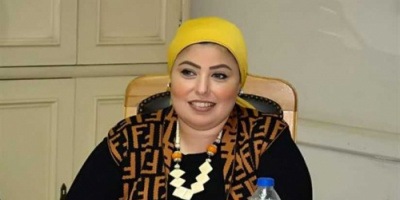 لبنى فتحي تطالب بمساندة البيئة في جهودها للحفاظ على الشواطئ والأماكن العامة من التلوث