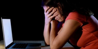 رجل يروع رئيسة وزراء بلاده عبر 92 رسالة ويهددها بالقتل