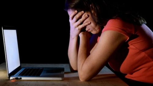 رجل يروع رئيسة وزراء بلاده عبر 92 رسالة ويهددها بالقتل