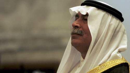 مئات العراقيين يشيعون جثمان وزير الدفاع الأسبق سلطان هاشم 