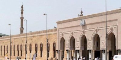 الحجاج يؤدون صلاتي الظهر والعصر جمعاً وقصراً بمشعر عرفات