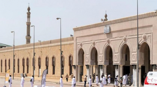 الحجاج يؤدون صلاتي الظهر والعصر جمعاً وقصراً بمشعر عرفات