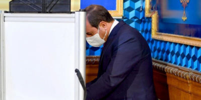 الرئيس المصري عبد الفتاح السيسي يدلي بصوته في انتخابات مجلس الشيوخ