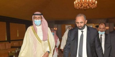الرئيس عيدروس الزُبيدي واللواء شلال شايع يؤديان واجب العزاء في وفاة امير الكويت