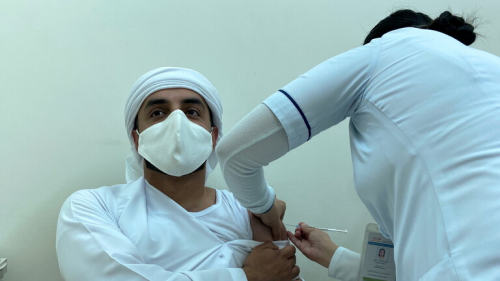 وزير إماراتي .. لقاح كورونا أصبح الآن متوفرا لجميع أفراد المجتمع بكافة فئاته وشرائحه