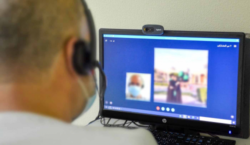 شرطة دبي تمكّن نزيلاً في المؤسسات العقابية من حضور حفل تخرُّج ابنته