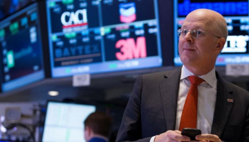 تباين الأسهم الأمريكية مع بلوغ العجز التجاري قمة جديدة