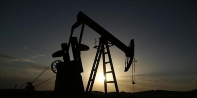 أسعار النفط تتقلب في نطاق ضيق وسط عوامل متضاربة