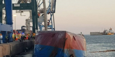 إصابة 3 أشخاص وفقدان 2 جراء انقلاب سفينة شحن في ميناء إسباني