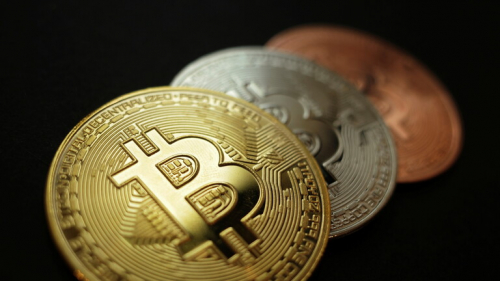 عملة "البيتكوين" تهبط مجددا إلى أدنى مستوى في أكثر من أسبوع
