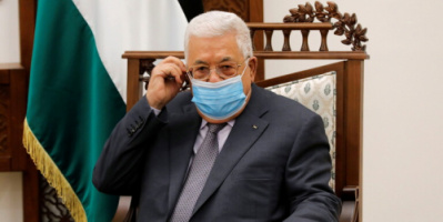 الرئيس الفلسطيني محمود عباس يهدي شيخ الأزهر نسخة خاصة من العهدة العمرية
