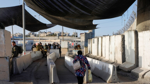 جنود إسرائيليون يطلقون النار على سيدة فلسطينية عند حاجز قلنديا شمال القدس